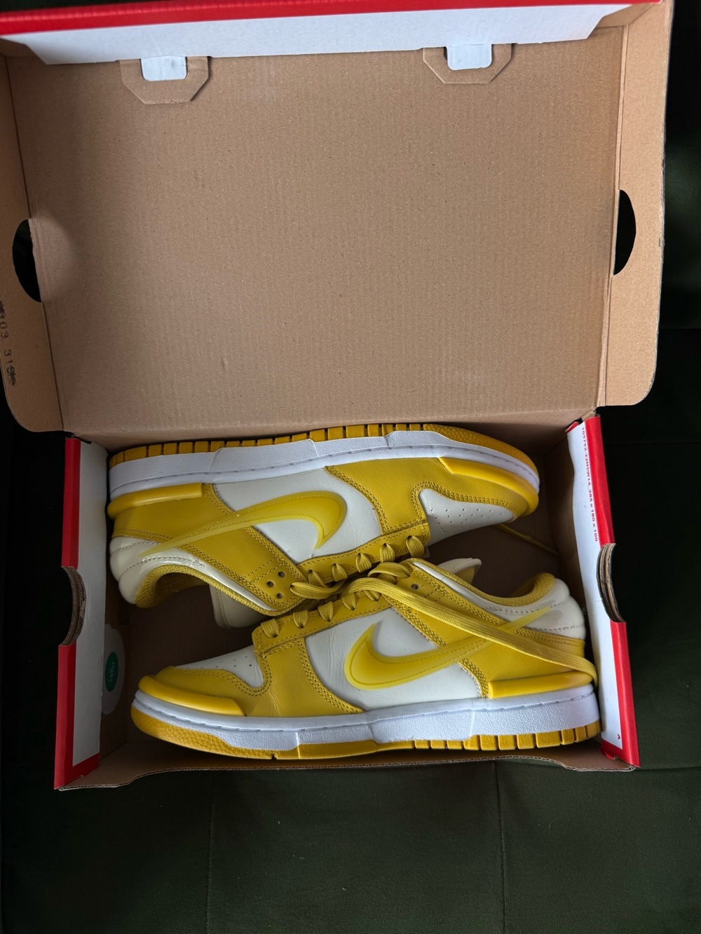 Nike Unisex Sneakers Yellow & White Low-Top